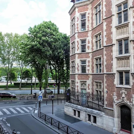Quai Dorsay Exception In Appartement *